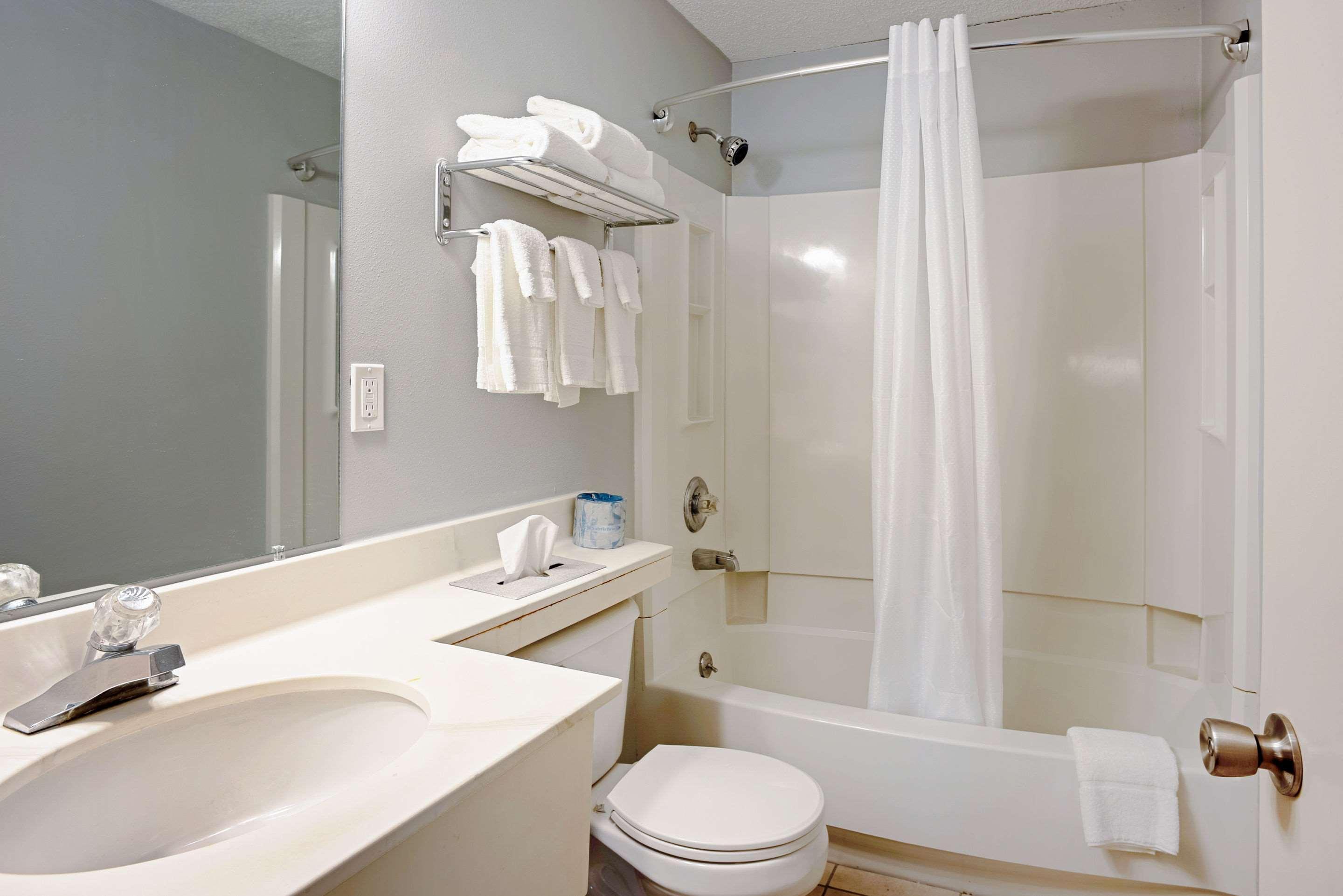 Quality Inn Frontier At Us Hwy 30 Clinton Exteriör bild