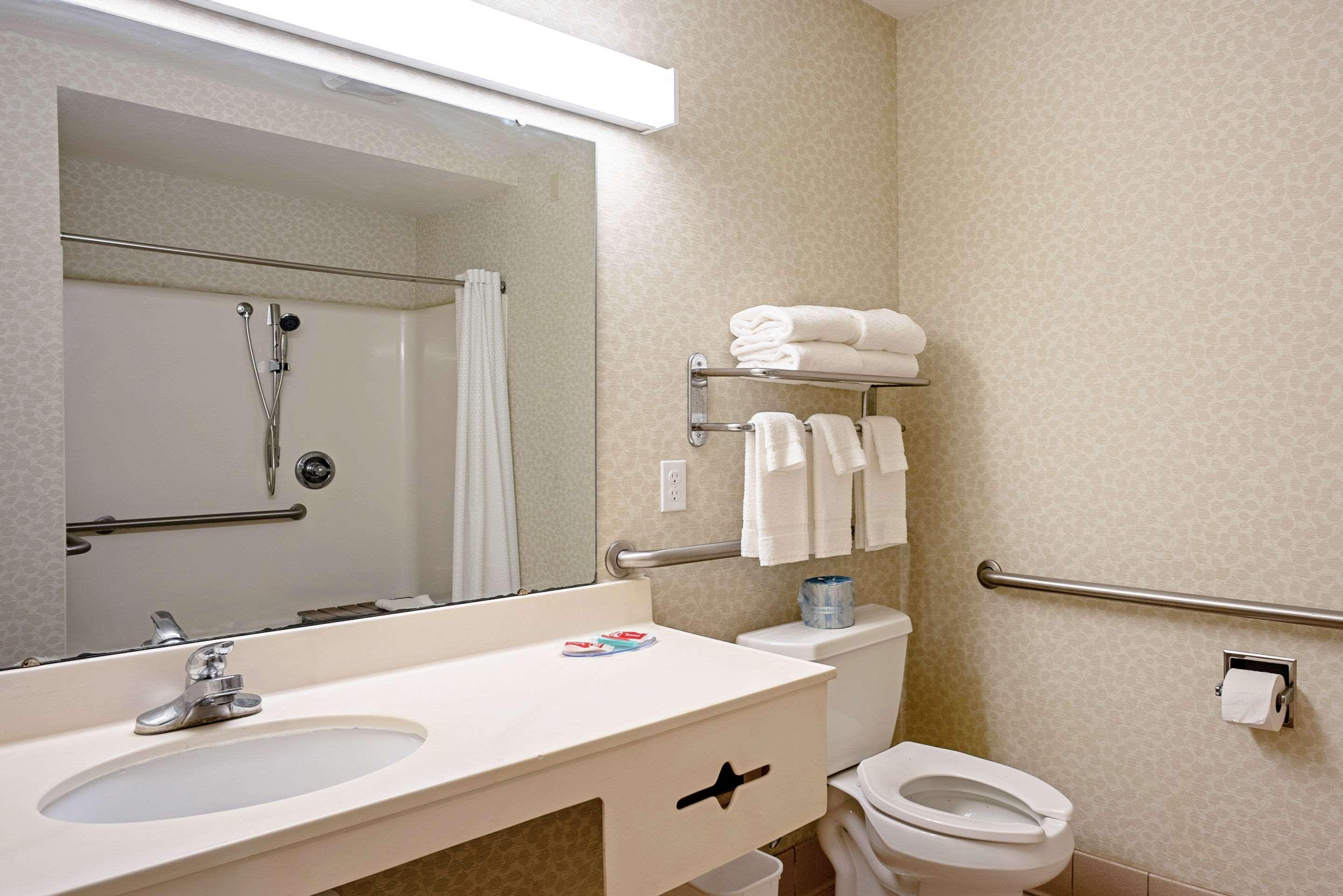 Quality Inn Frontier At Us Hwy 30 Clinton Exteriör bild