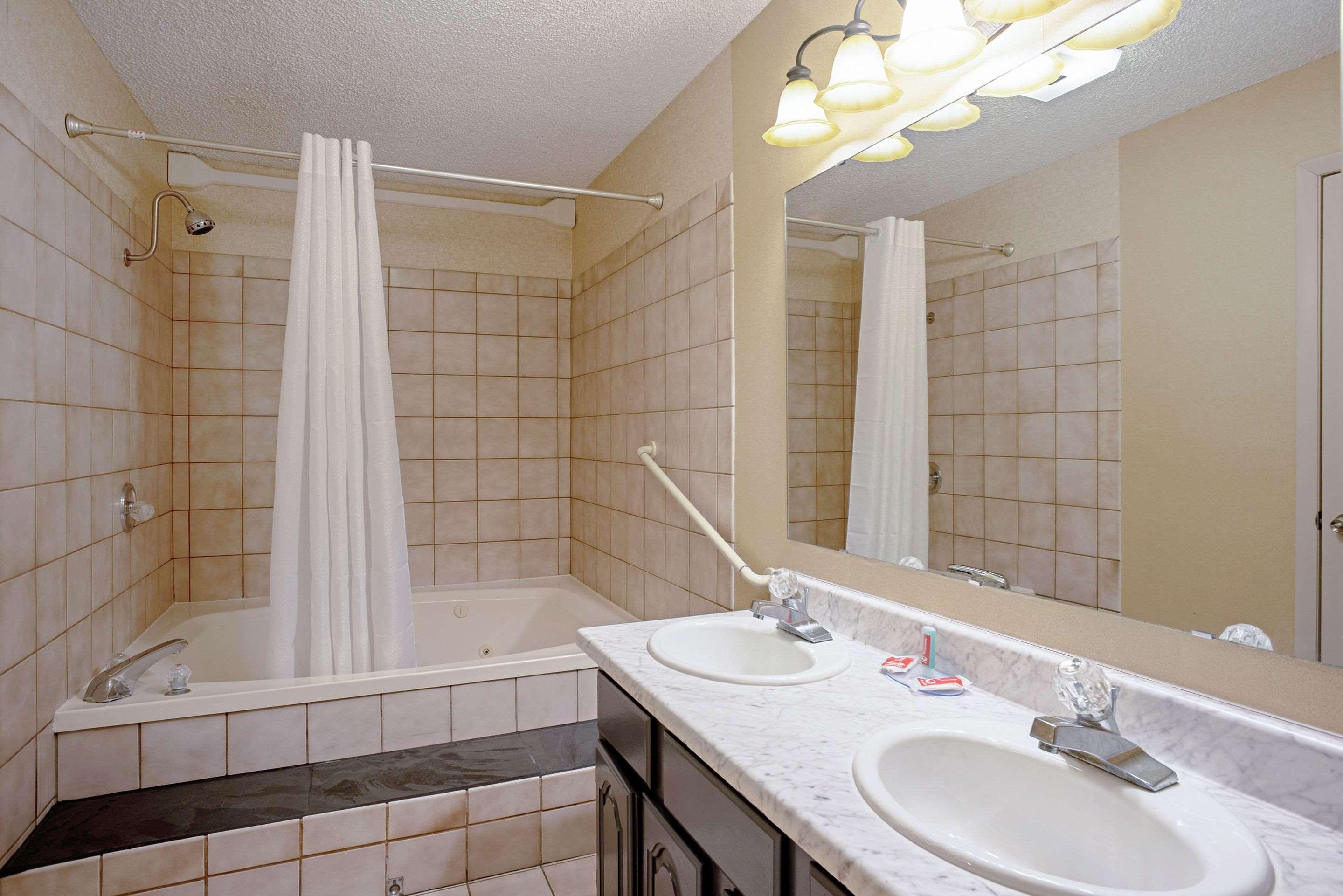 Quality Inn Frontier At Us Hwy 30 Clinton Exteriör bild