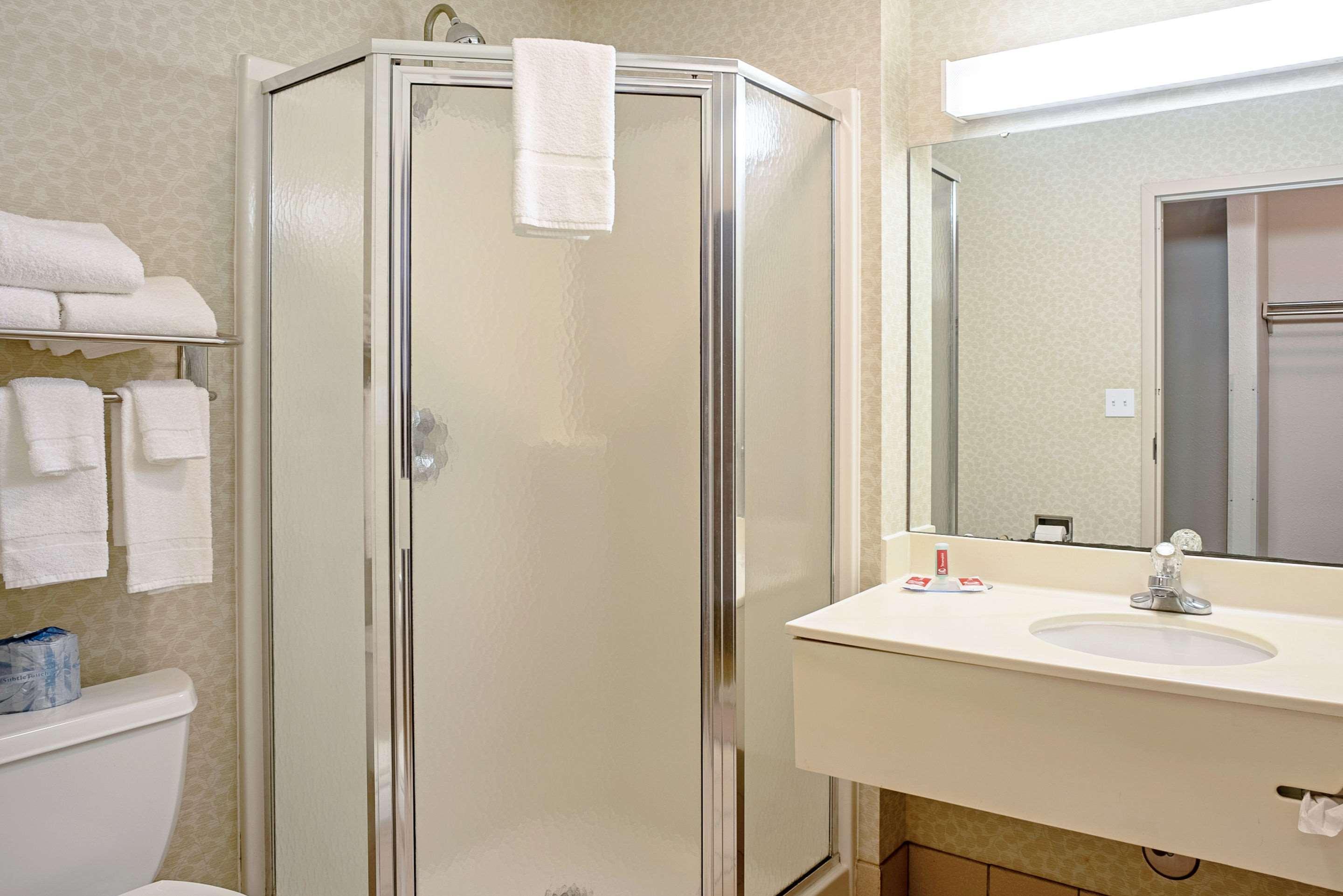Quality Inn Frontier At Us Hwy 30 Clinton Exteriör bild