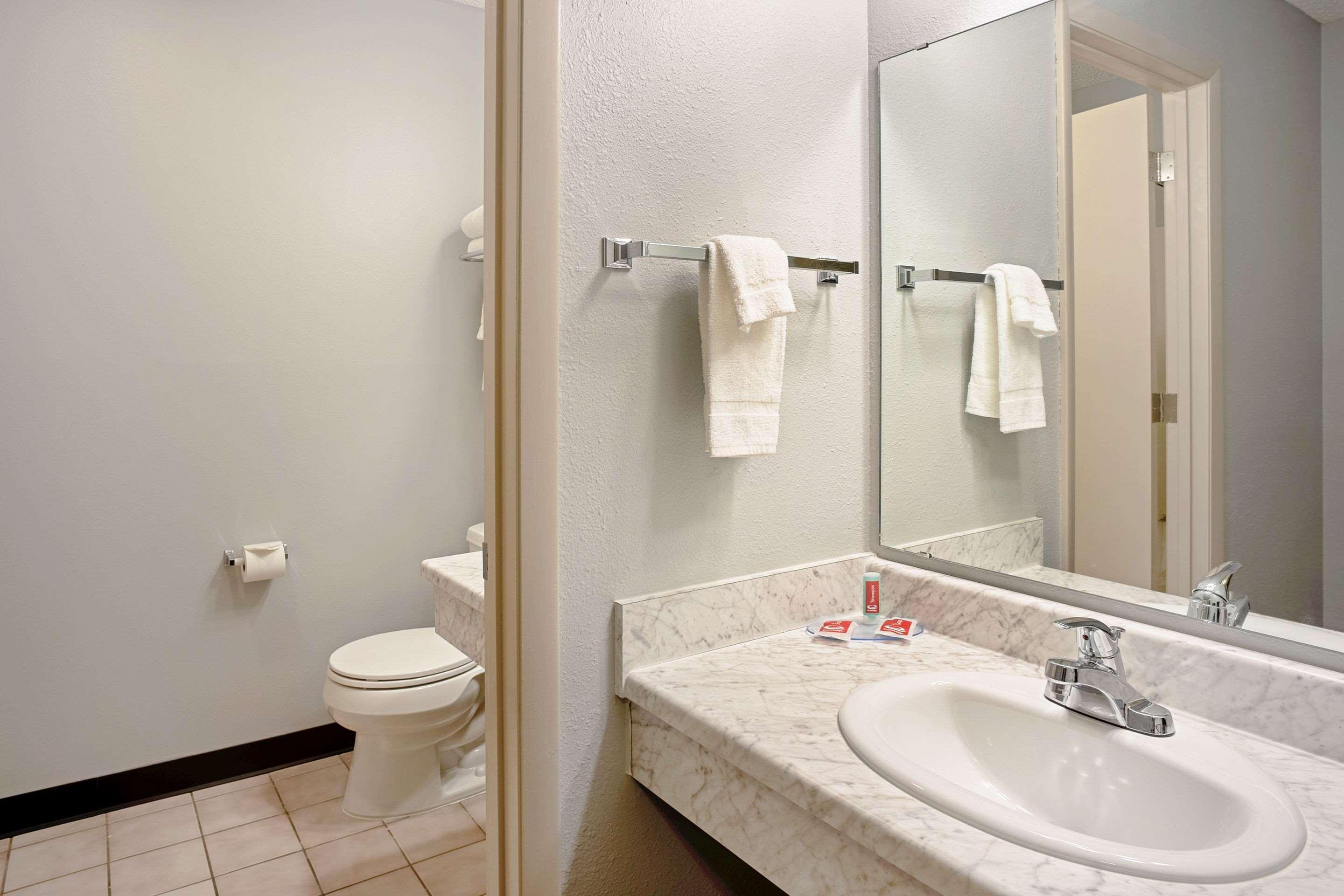 Quality Inn Frontier At Us Hwy 30 Clinton Exteriör bild