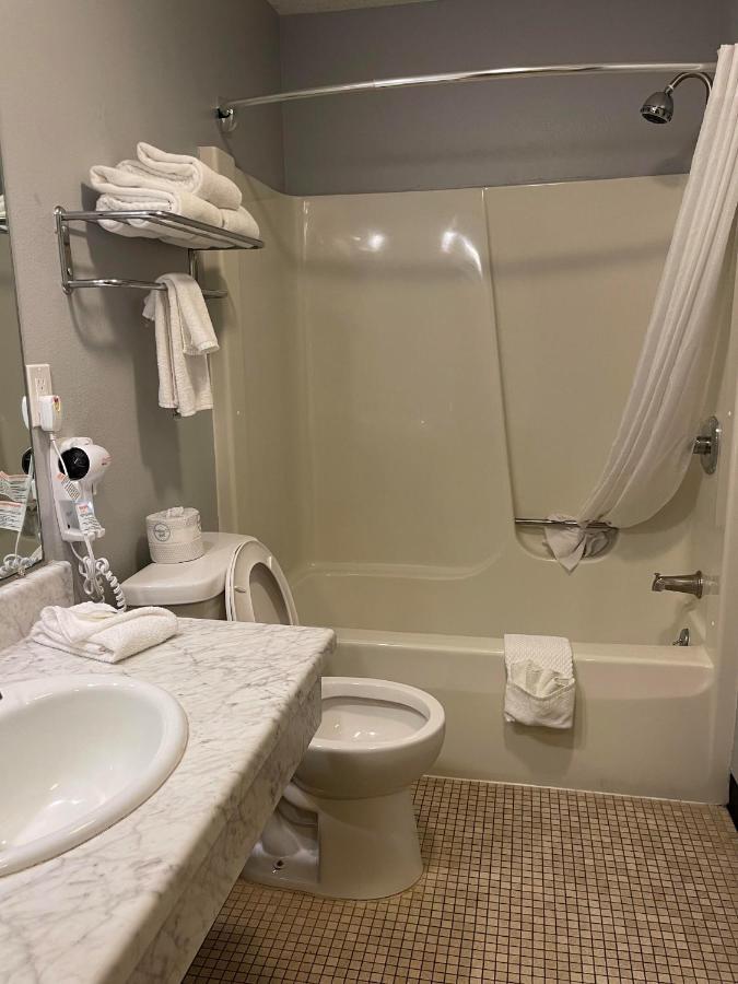 Quality Inn Frontier At Us Hwy 30 Clinton Exteriör bild