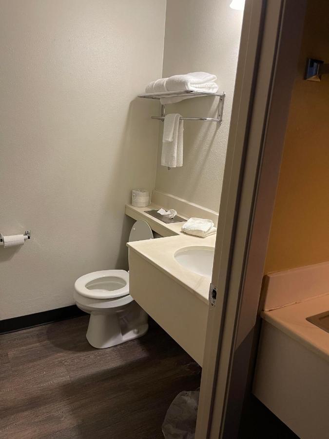 Quality Inn Frontier At Us Hwy 30 Clinton Exteriör bild