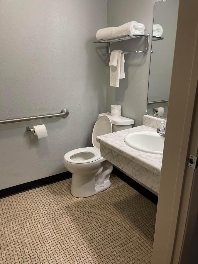 Quality Inn Frontier At Us Hwy 30 Clinton Exteriör bild